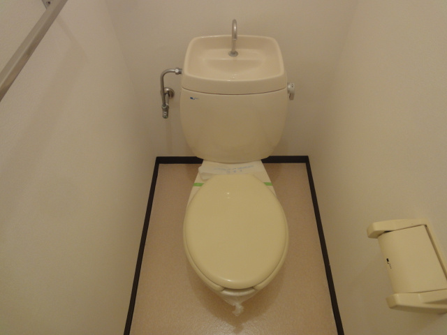 ファミール仁川Ⅱのトイレ|落ち着いた色調のトイレです