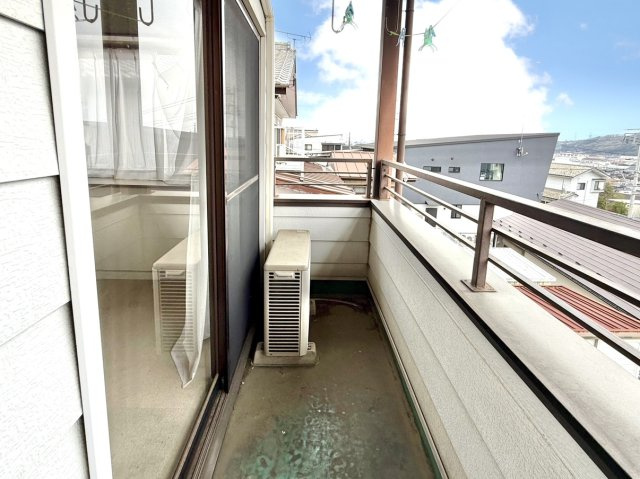 【中古戸建】高崎市剣崎町1期のバルコニー|■バルコニー｜あたたかな陽のひかりを浴びることのできるバルコニー。お洗濯物やお布団を干せば、家族みんなが気持ちよく暮らすことができます(*^^*)