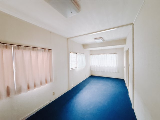 【中古戸建】高崎市剣崎町1期の洋室|■洋室｜階洋室には大きな窓をご用意しています。日中はあたたかな日差し差し込み自分時間も充実できますね＾＾