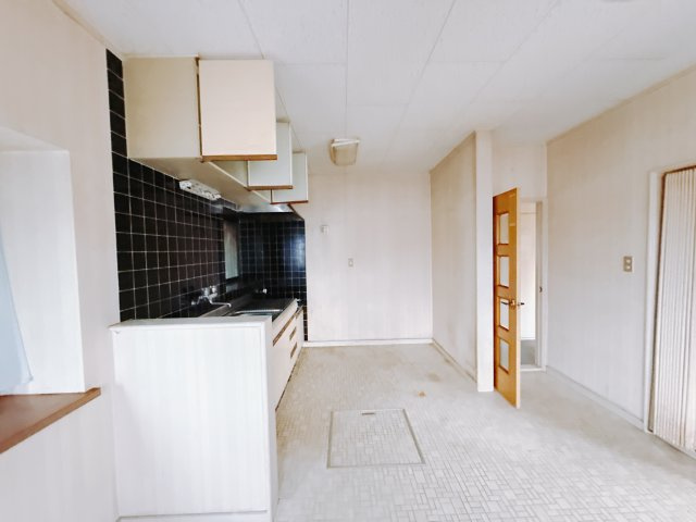【中古戸建】高崎市剣崎町1期のキッチン|■キッチン｜ワークトップの幅が広く、お子様といっしょにお料理をつくったり、ちょっとしたパーティーも楽しめます。フラットなのでお掃除がしやすいのもポイントです♪