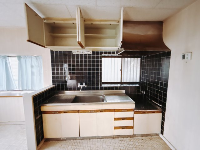 【中古戸建】高崎市剣崎町1期のキッチン|■キッチン｜収納が豊富なキッチンです♪大きなお鍋や調理用具のも出し入れラクラクな収納がたっぷり♪
