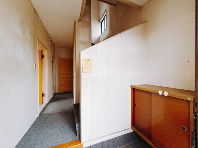 【中古戸建】高崎市剣崎町1期の玄関|■玄関｜「玄関から、我が家を心地よく。自然の風や光を感じられる気持ちのいい玄関へ。」永く居心地のいい暮らしを演出する快適性能と安心を両立させたドアを採用しました！