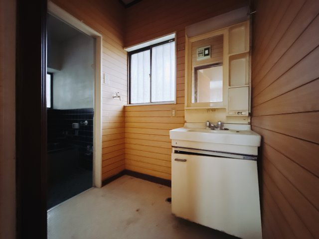 【中古戸建】高崎市剣崎町1期の独立洗面台|■洗面室｜大きな鏡で朝の身支度もラクラク♪毎日の忙しい準備が楽しくなる洗面所です(^^♪