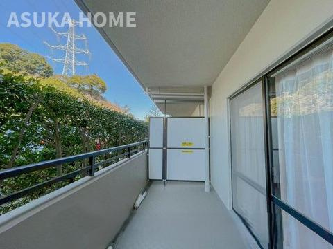 フォレストヒルズ港南台のバルコニー|前にある緑の植栽がプラベート感を守ります。たまには日向ぼっこでほっこりできそう。
