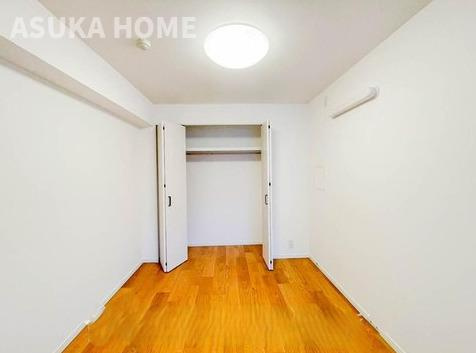 フォレストヒルズ港南台の収納|天井まであるウオークインクローゼットは季節のものも大容量で収納できそうですね。