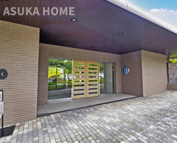 フォレストヒルズ港南台のエントランス|エントランスドアは優し気なナチュラルな木目調、暮らしの安全も守るエントランスです