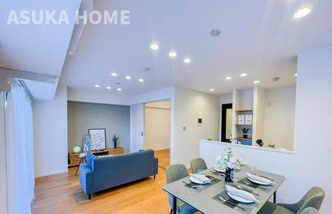 フォレストヒルズ港南台の居間・リビング|柔らかな光が差す約17帖のゆとりあるLDKはご家族皆が集まれる居心地よい場所です。