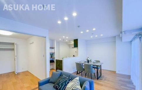 フォレストヒルズ港南台の居間・リビング|明るく穏やかな雰囲気のリビングダイニングには気が付くと家族のお気に入りの場所に。