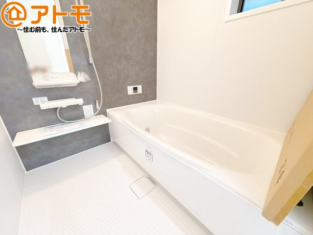 【浴室】 | 葵区瀬名川3丁目　新築戸建　全1棟 | 浴室は落ち着いた色のパネルでゆったりと過ごせる空間です。お風呂で一日の疲れを癒しましょう♪