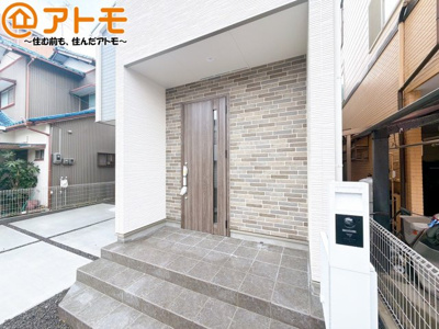【玄関】 | 葵区瀬名川3丁目　新築戸建　全1棟 | 落ち着いた色合いの玄関はダブルロックで防犯性に優れた仕様になっています♪