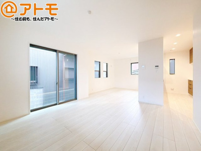 【居間・リビング】 | 葵区瀬名川3丁目　新築戸建　全1棟 | 日当たりのよいリビングは、一年を通してぽかぽかとしています。家族が自然と集まる空間になりそうですね♪