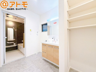 【独立洗面台】 | 葵区瀬名川3丁目　新築戸建　全1棟 | ランドリー収納がある洗面所なので、スペースを広く利用できます♪