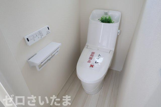 《仲介手数料無料》上尾市大字瓦葺1476-5新築一戸建てリナージュのトイレ|1階