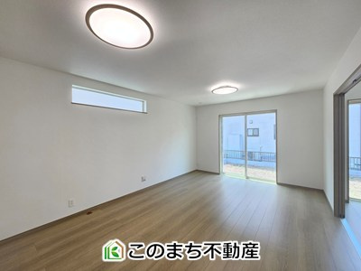 ハートフルタウン宇都宮市簗瀬町2542番の居間・リビング|大きな窓で明るいリビングです！家具を置いても十分なゆとりがございます☆