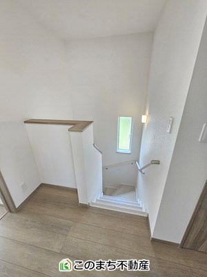 ハートフルタウン宇都宮市簗瀬町2542番の内装|手すり付きで小さなお子様にも安心の階段スペースです☆