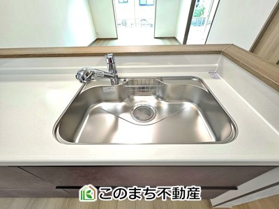 ハートフルタウン宇都宮市簗瀬町2542番のキッチン|ビルトイン型浄水器を内蔵したキッチン水栓。お米を研いだり、野菜を洗ったりするときなど用途に応じてワンタッチで浄水に切り替えが可能です。カートリッジ式なので、フィルターを簡単に交換する事が出来ます。