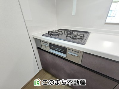 ハートフルタウン宇都宮市簗瀬町2542番のキッチン|三ツ口コンロ採用で、同時調理もスムーズ◎！お料理を並べられるカウンター付きで、配膳・片付けをサポート！リビングで過ごすご家族とコミュニケーションを楽しみながら作業可能です♪