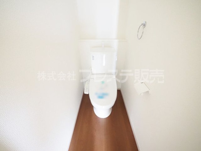 【トイレ】 | 奈良市柏木町の新築一戸建 全３区画 | 現地写真（２号地１階トイレ）温水洗浄便座を標準装備！