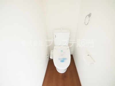 【トイレ】 | 奈良市柏木町の新築一戸建 全３区画 | 現地写真（２号地２階トイレ）温水洗浄便座を標準装備！