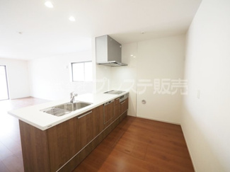 【キッチン】 | 奈良市柏木町の新築一戸建 全３区画 | 現地写真（２号地キッチン）人気の対面キッチン♪食器洗い乾燥機＆浄水器を標準装備！