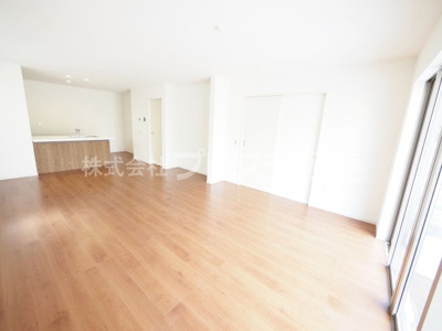 【居間・リビング】 | 奈良市柏木町の新築一戸建 全３区画 | 現地写真（２号地リビング）ＬＤＫは広々20.9帖！南向きですので、陽あたり良好です♪