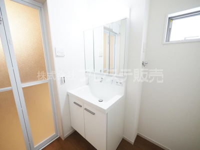 【洗面所】 | 奈良市柏木町の新築一戸建 全３区画 | 現地写真（２号地洗面）シャワー付き洗面化粧台