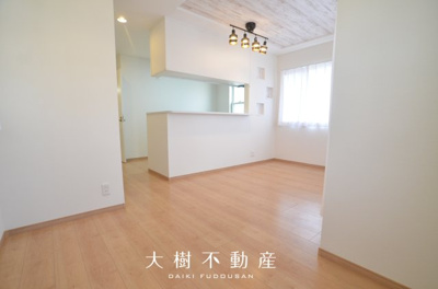 【居間・リビング】 | 海老名市上郷1丁目　中古戸建て【仲介手数料無料】 | □■当社なら諸費用を最大限削減できます■□