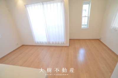 【居間・リビング】 | 海老名市上郷1丁目　中古戸建て【仲介手数料無料】