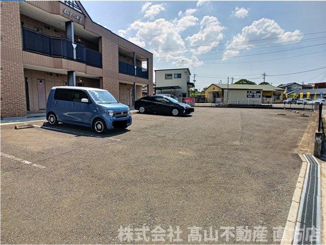 リベルテの駐車場