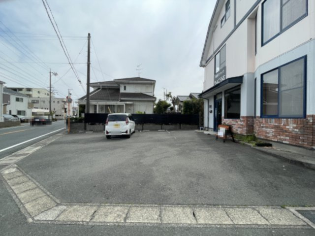 本郷町店舗兼住宅の駐車場