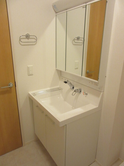岸和田市下松町２丁目のハイツの独立洗面台|広い洗面スペース
