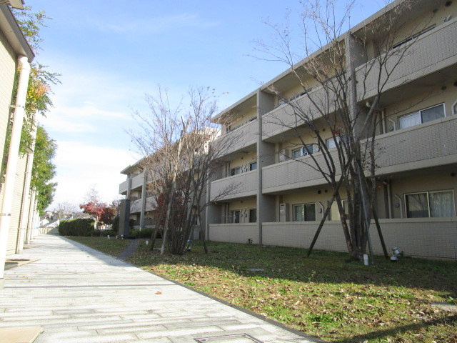 キュロコ玉川学園　東棟のエントランス
