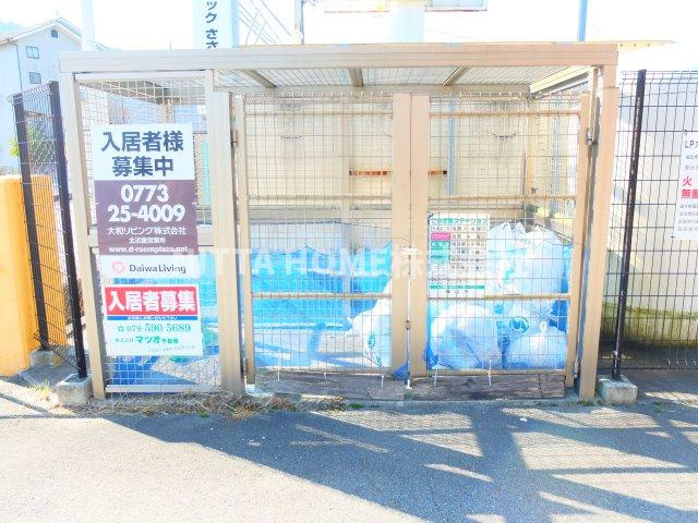 コンフォール・ヴィラ　Ｃ棟 のエントランス|ゴミ捨て場があります◎