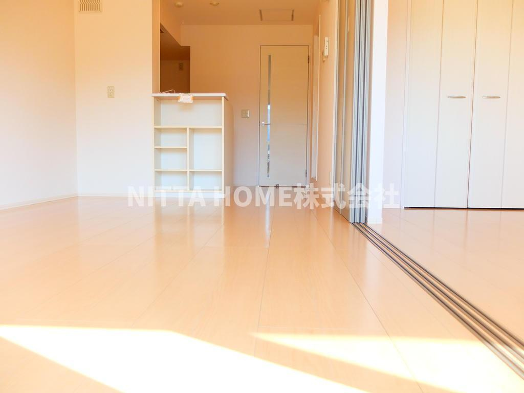 コンフォール・ヴィラ　Ｃ棟 の居間・リビング|リビングにはカウンターキッチンが付いています♪