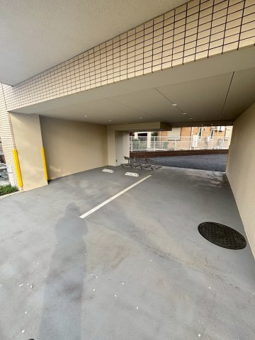 エストゥルース府中の駐車場