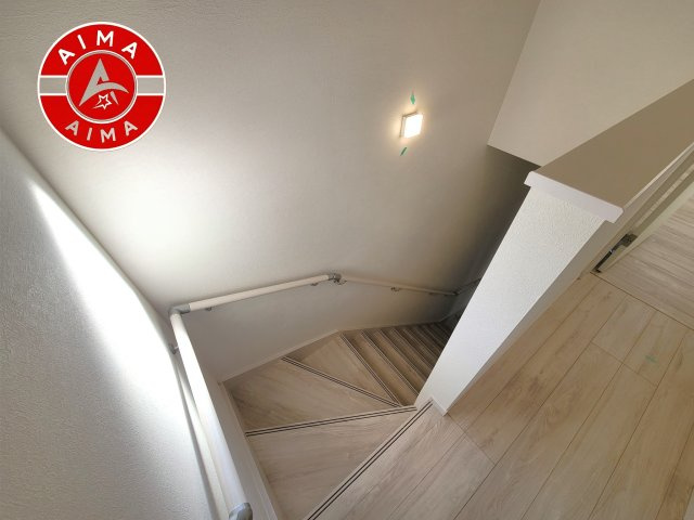 福岡市西区生松台1丁目第3-3棟（2号棟）　の内観：施工例|＜手すり付階段＞手すりがないと階段の昇り降りで危険なことはもちろん、壁に手をつきながら歩くことで壁紙が汚れやすくなります。すべての方に快適に昇り降りしていただくため、手すりを設置しました。
