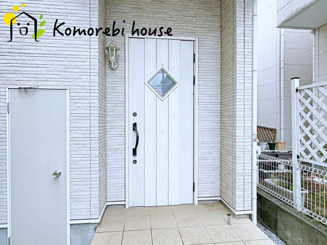 さいたま市見沼区島町　中古戸建の玄関|収納もある玄関です