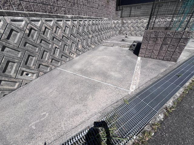 グローリア若葉台の駐車場