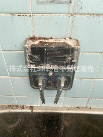 横小路町5丁目中古テラスハウスの設備|古いタイプの追い焚き機能です。