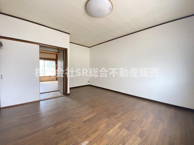 横小路町5丁目中古テラスハウスの寝室|2F・9帖洋室。広々とした開放感のあるお部屋です。寝室にいかがでしょうか。