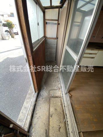 横小路町5丁目中古テラスハウスのバルコニー|1Fにも屋根付きのバルコニーがあります。