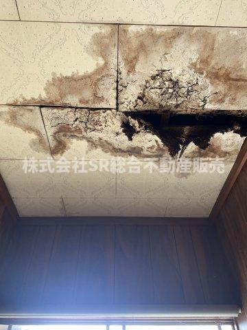 横小路町5丁目中古テラスハウスのその他|玄関上部の天井に穴あきが見られます。