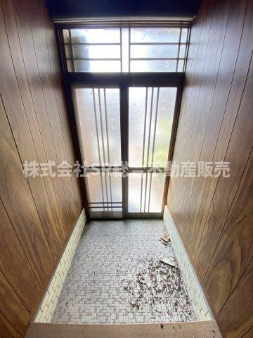 横小路町5丁目中古テラスハウスの玄関|シンプルで使いやすい玄関です