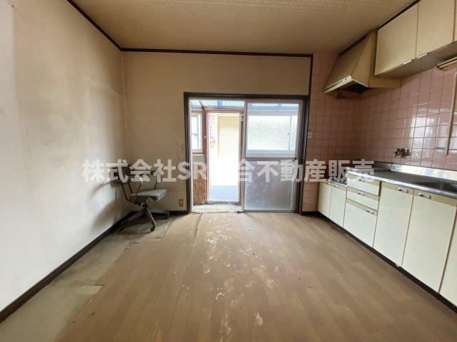横小路町5丁目中古テラスハウスのキッチン|使いやすい居間です