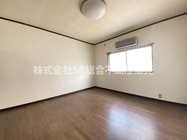 横小路町5丁目中古テラスハウスの寝室|広くて明るい寝室