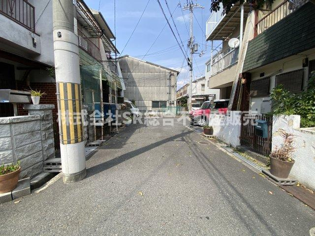 横小路町5丁目中古テラスハウスの前面道路含む現地写真|前面道路含む現地写真です