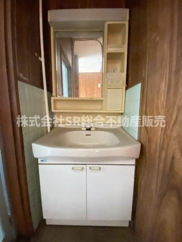 横小路町5丁目中古テラスハウスの独立洗面台|独立洗面台、小物を置くことができて便利です