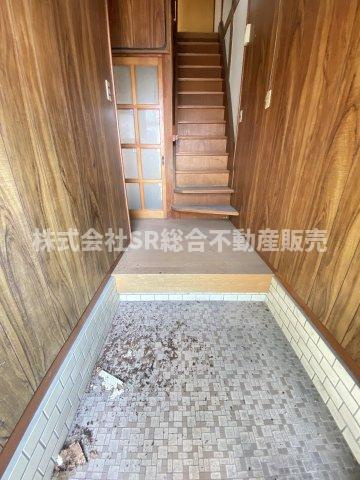 横小路町5丁目中古テラスハウスの玄関|玄関にシューズボックスを置いても広く使えます！