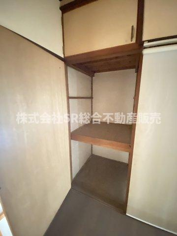 横小路町5丁目中古テラスハウスの収納|便利な収納スペースです