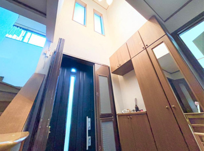 【玄関】 | 吹田市尺谷中古戸建 | 現在ご返済中のカーローン・カードローン・教育ローンなどを住宅ローンに一本化したり、家具家電購入費用・引越し費用を住宅ローンと組み合わせるなど、お客さまにメリットの多い住宅ローンのご提案が可能です。